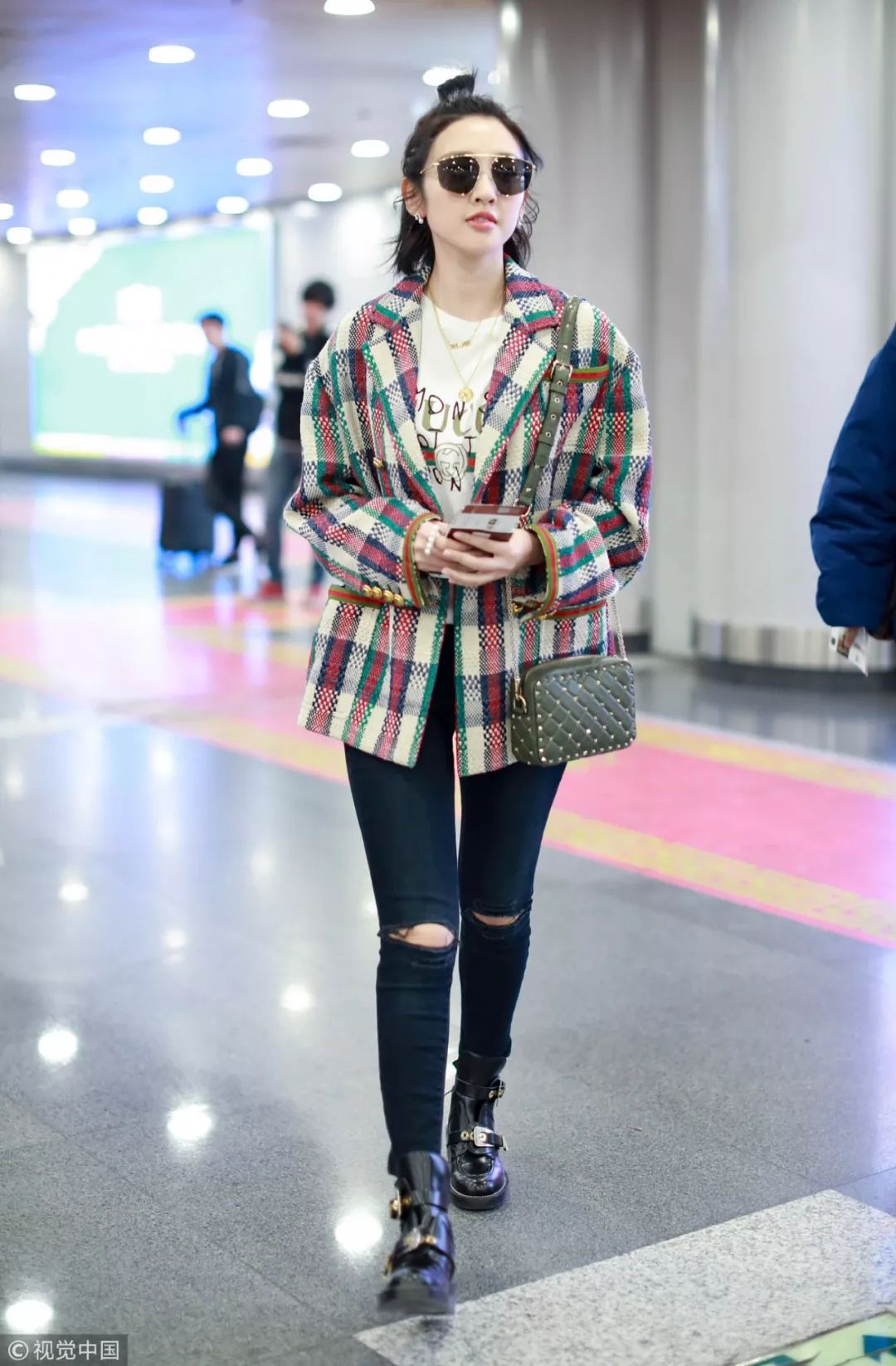 最新时尚穿搭街拍,换季不吃土旧衣穿出新时髦感