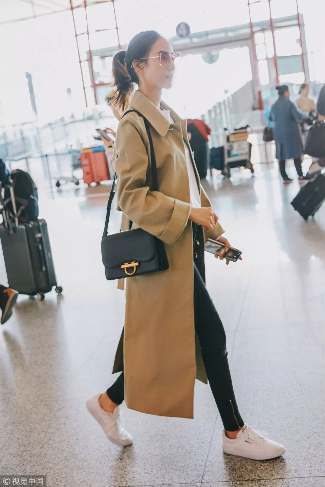 最新时尚穿搭街拍,换季不吃土旧衣穿出新时髦感