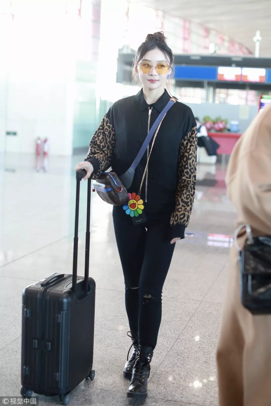 最新时尚穿搭街拍,换季不吃土旧衣穿出新时髦感