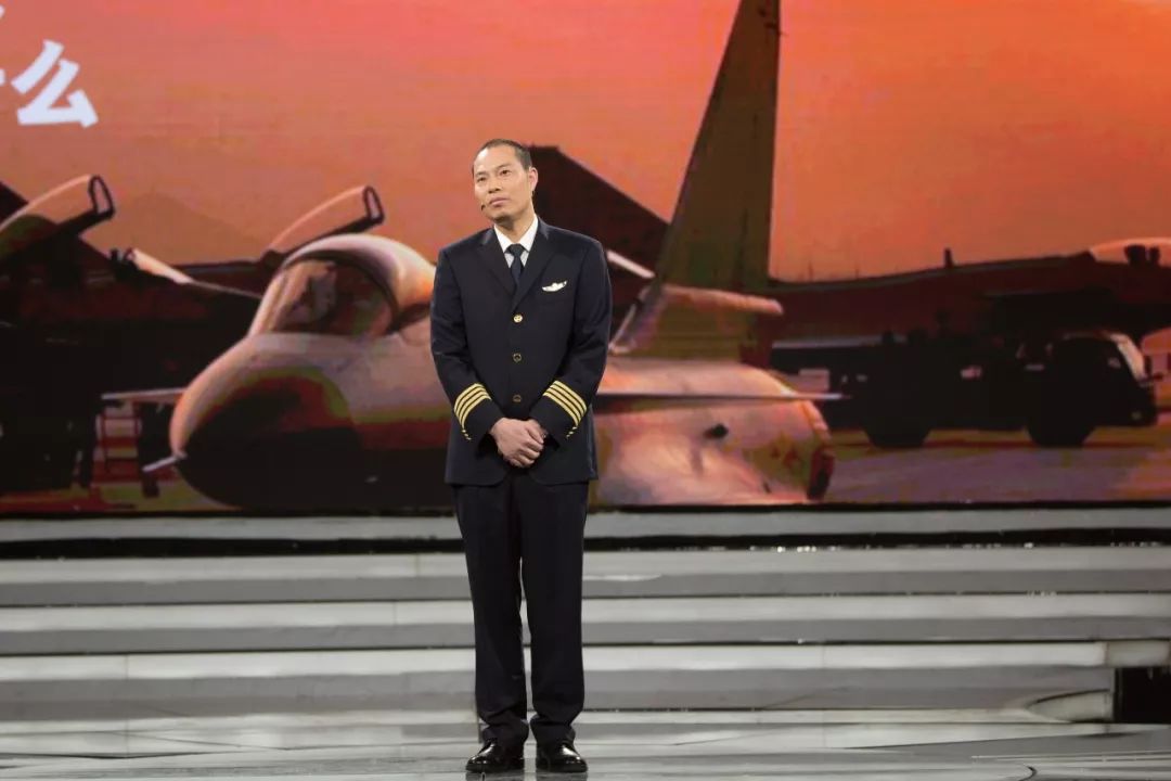川航为什么有两位机长,川航机长刘传健纪录片