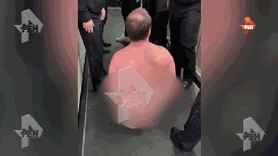 登机前*光脱**全身衣服干啥？俄男子廊桥前遭拦：不想增加阻力