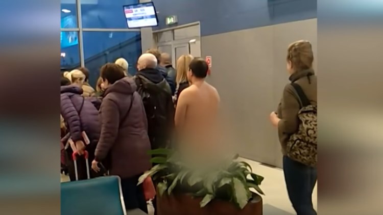 登机前*光脱**全身衣服干啥？俄男子廊桥前遭拦：不想增加阻力