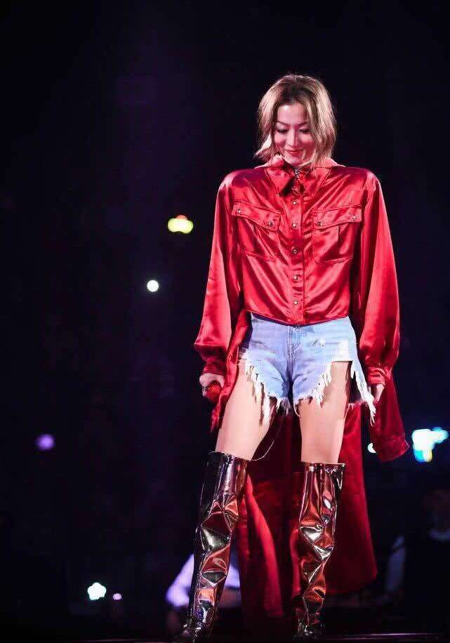 郑秀文腿伤,47岁郑秀文曝身体现状