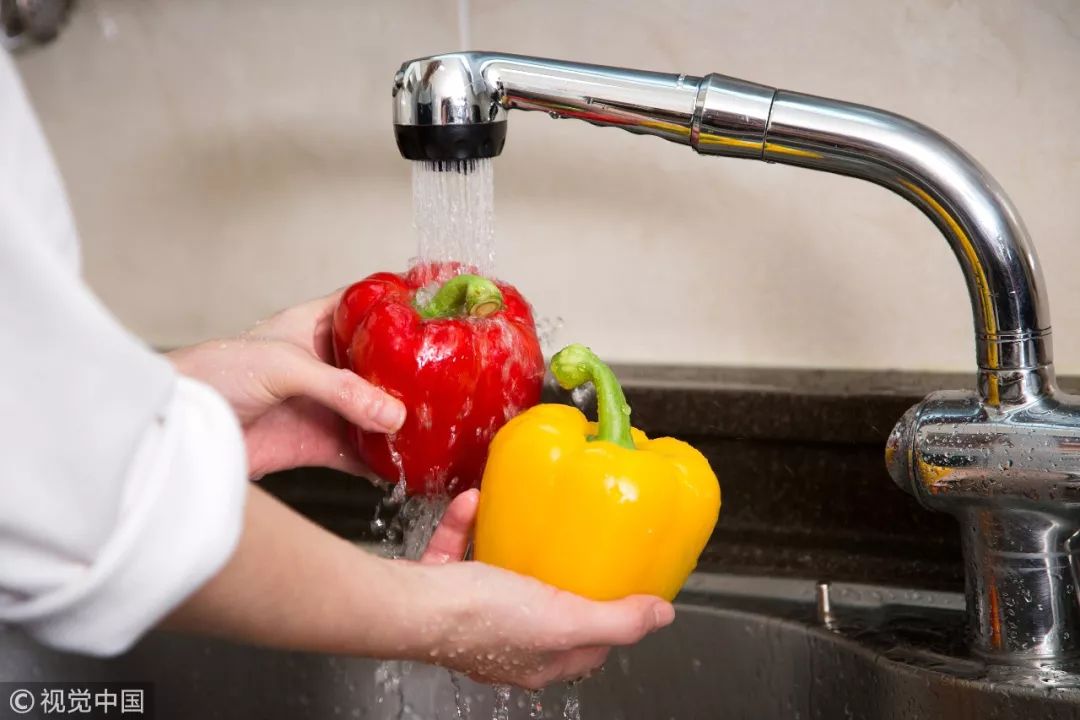 打开水龙头喝水,自来水直接直饮