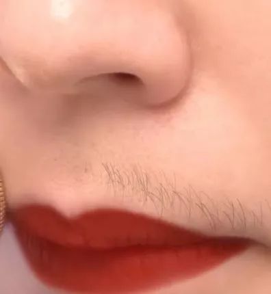 姑娘，我看你双目涣散、唇周长毛、乳晕发黑......