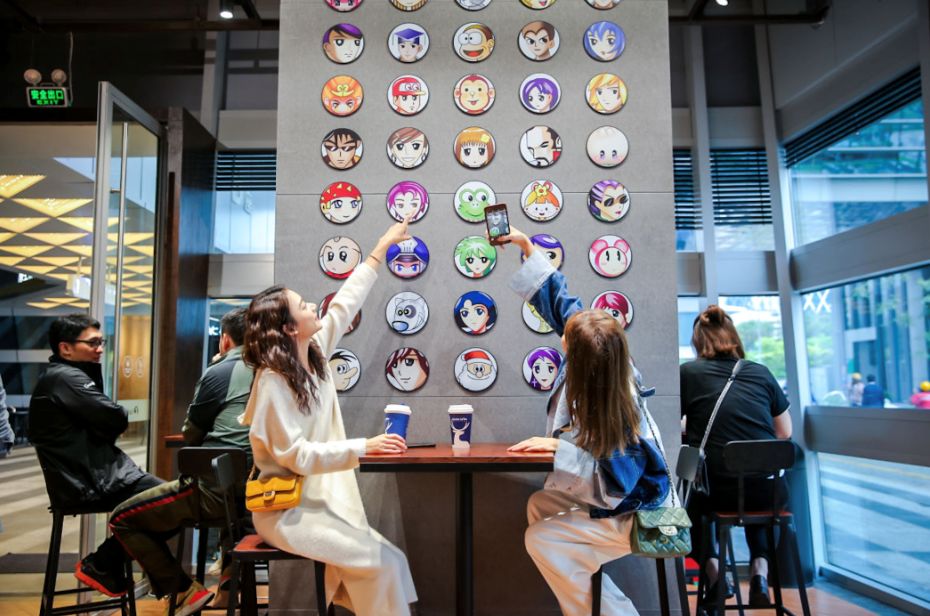 在QQ和luckin的主题店，我听见99年互联网创业浪潮的回声