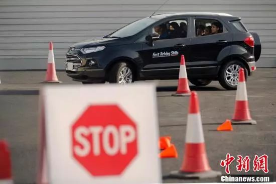 在国外考驾照需要国内的证明,在外国考驾照难吗