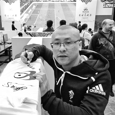 宁波有位实况足球电子竞技“扫地僧”用电脑“踢”足球