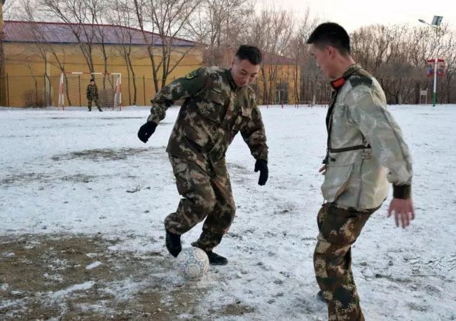 松顶山下的足球风