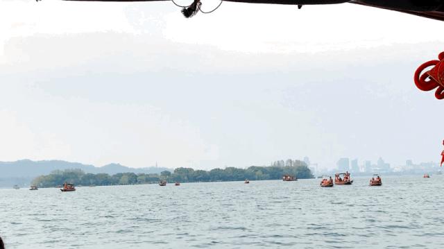 摇船前往酒店，睡在百花深处|杭州最仙儿的打开方式叫紫萱！