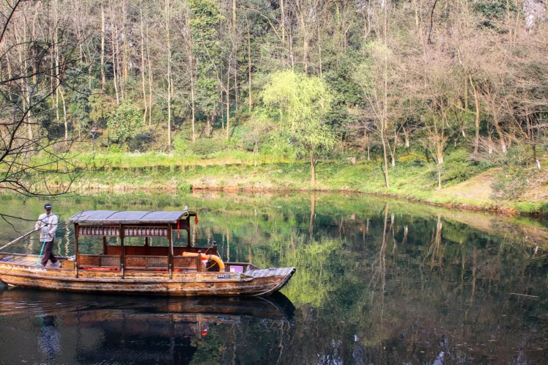 摇船前往酒店，睡在百花深处|杭州最仙儿的打开方式叫紫萱！