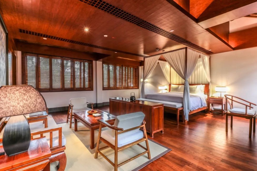 摇船前往酒店，睡在百花深处|杭州最仙儿的打开方式叫紫萱！