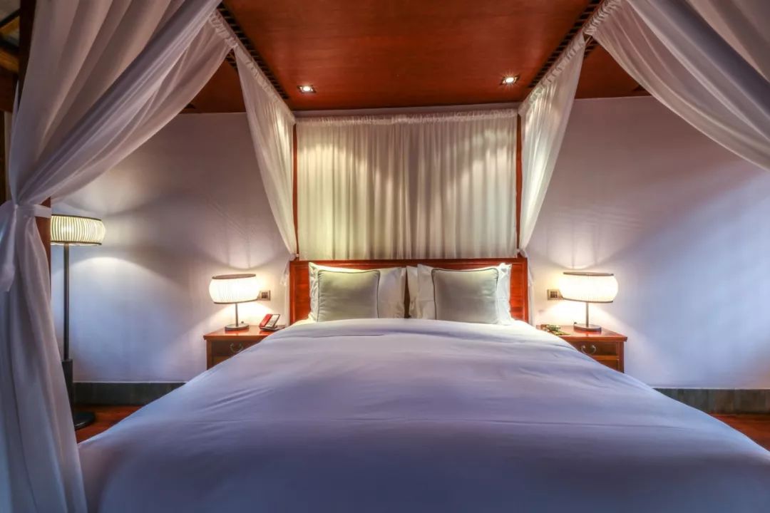 摇船前往酒店，睡在百花深处|杭州最仙儿的打开方式叫紫萱！