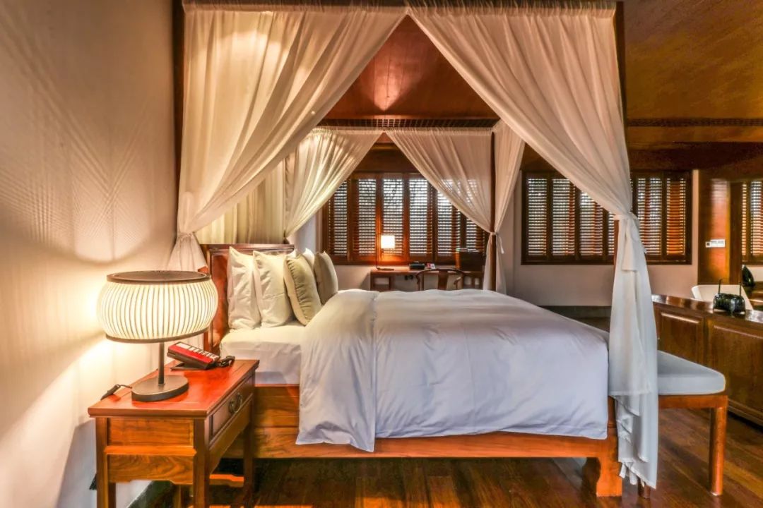 摇船前往酒店，睡在百花深处|杭州最仙儿的打开方式叫紫萱！