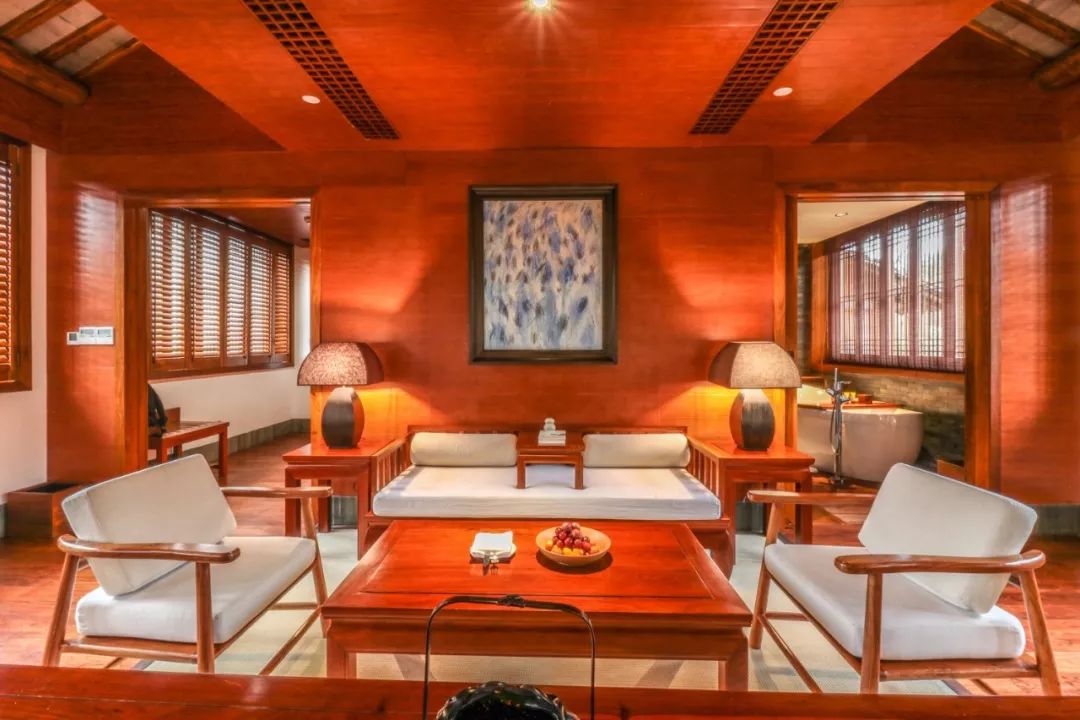 摇船前往酒店，睡在百花深处|杭州最仙儿的打开方式叫紫萱！