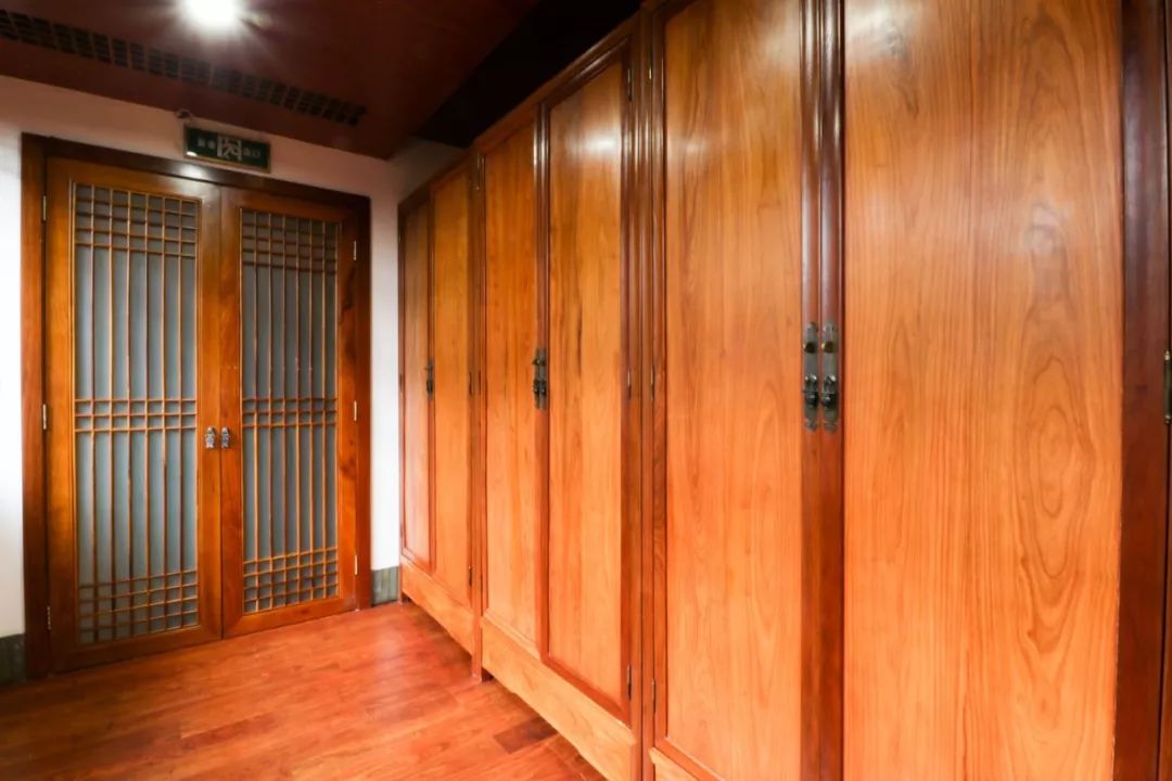 摇船前往酒店，睡在百花深处|杭州最仙儿的打开方式叫紫萱！