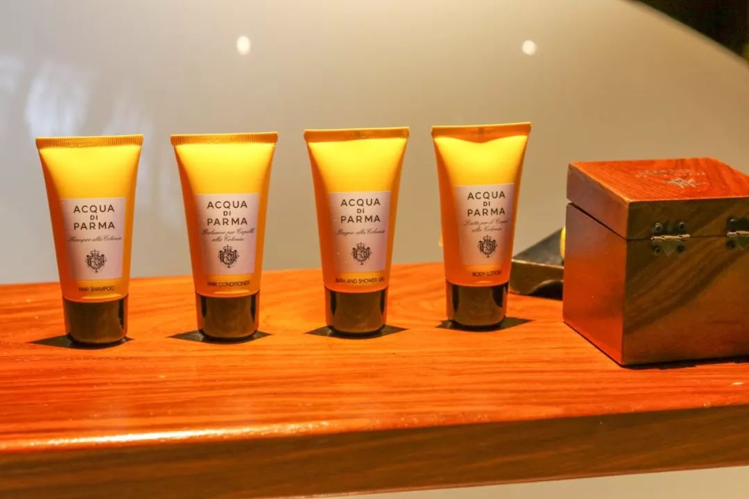 摇船前往酒店，睡在百花深处|杭州最仙儿的打开方式叫紫萱！