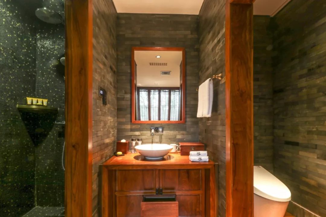 摇船前往酒店，睡在百花深处|杭州最仙儿的打开方式叫紫萱！