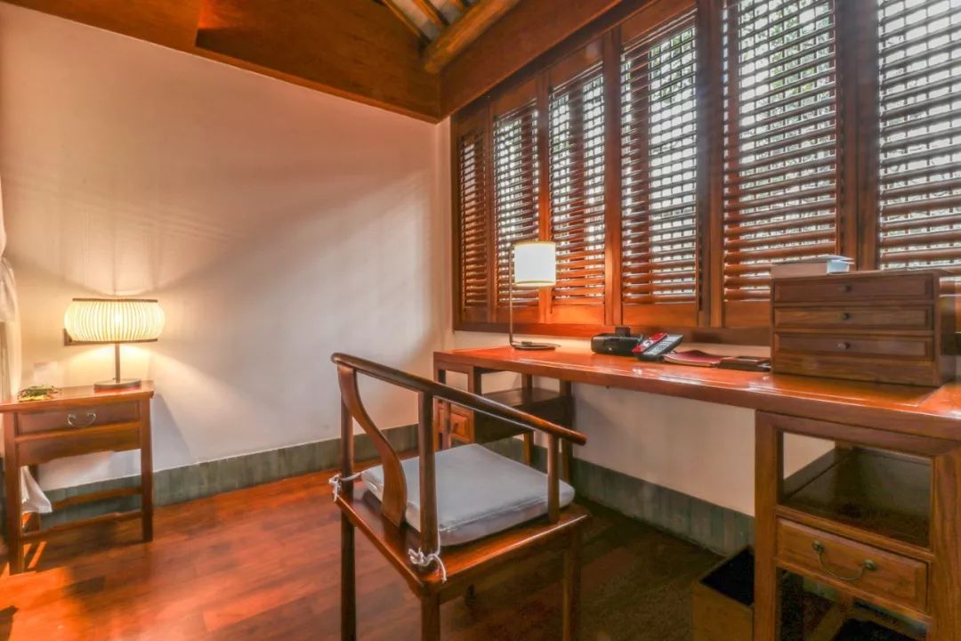 摇船前往酒店，睡在百花深处|杭州最仙儿的打开方式叫紫萱！