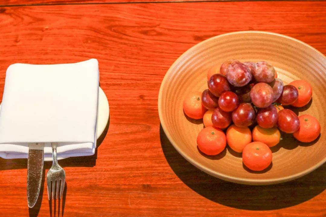 摇船前往酒店，睡在百花深处|杭州最仙儿的打开方式叫紫萱！