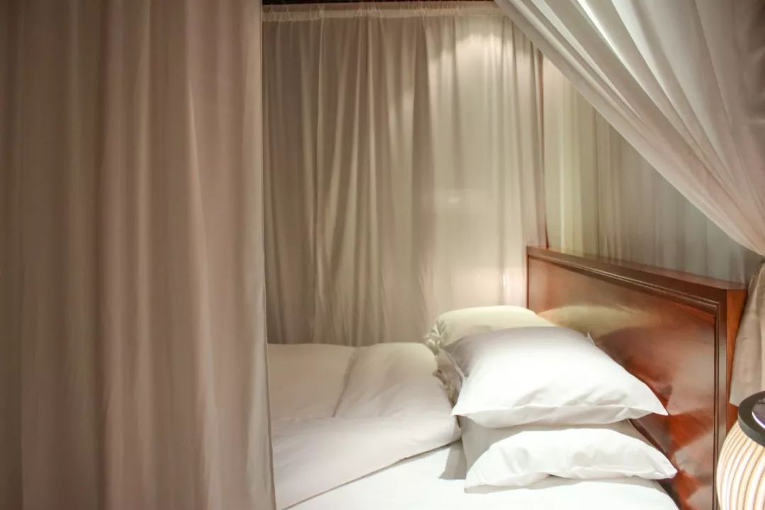 摇船前往酒店，睡在百花深处|杭州最仙儿的打开方式叫紫萱！