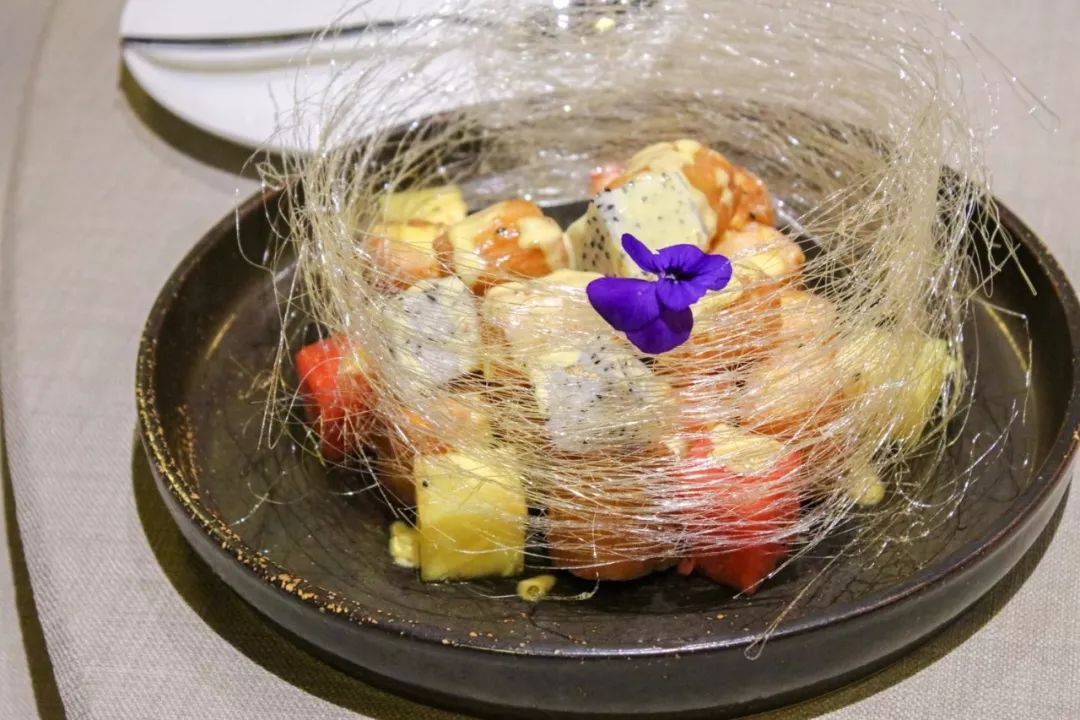 摇船前往酒店，睡在百花深处|杭州最仙儿的打开方式叫紫萱！