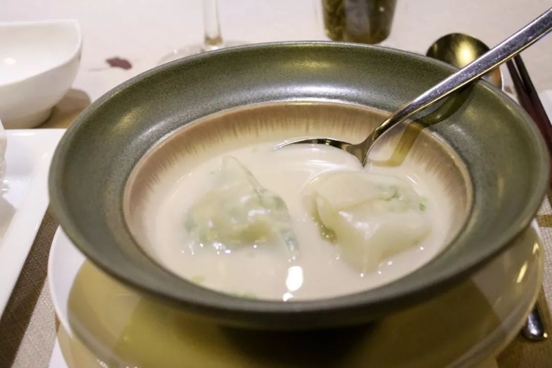 摇船前往酒店，睡在百花深处|杭州最仙儿的打开方式叫紫萱！