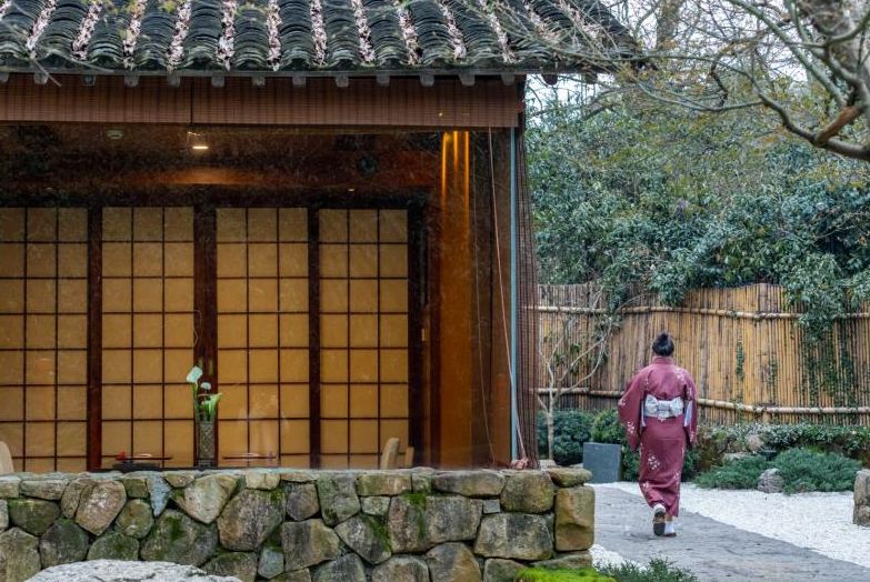 摇船前往酒店，睡在百花深处|杭州最仙儿的打开方式叫紫萱！