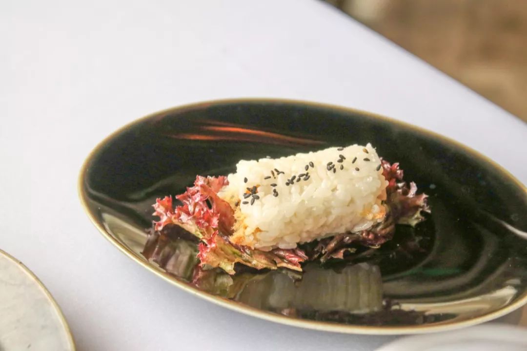 摇船前往酒店，睡在百花深处|杭州最仙儿的打开方式叫紫萱！