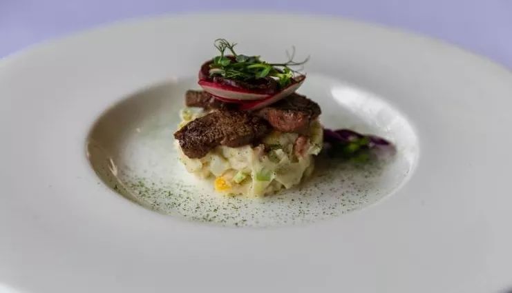 摇船前往酒店，睡在百花深处|杭州最仙儿的打开方式叫紫萱！