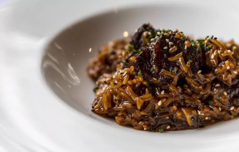 摇船前往酒店，睡在百花深处|杭州最仙儿的打开方式叫紫萱！