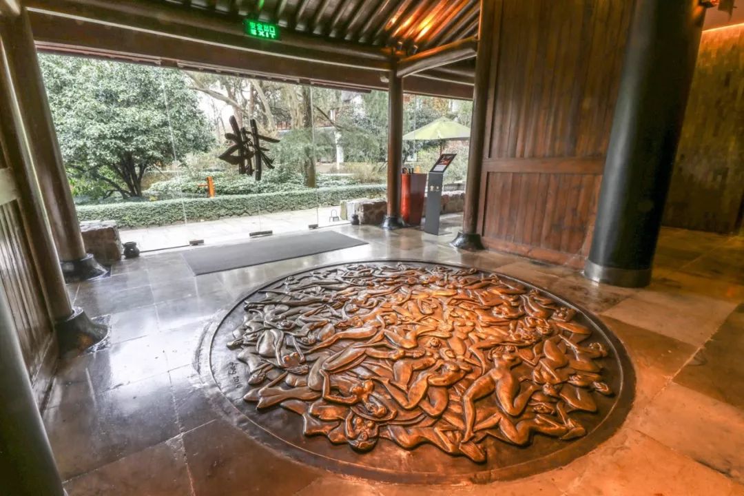 摇船前往酒店，睡在百花深处|杭州最仙儿的打开方式叫紫萱！