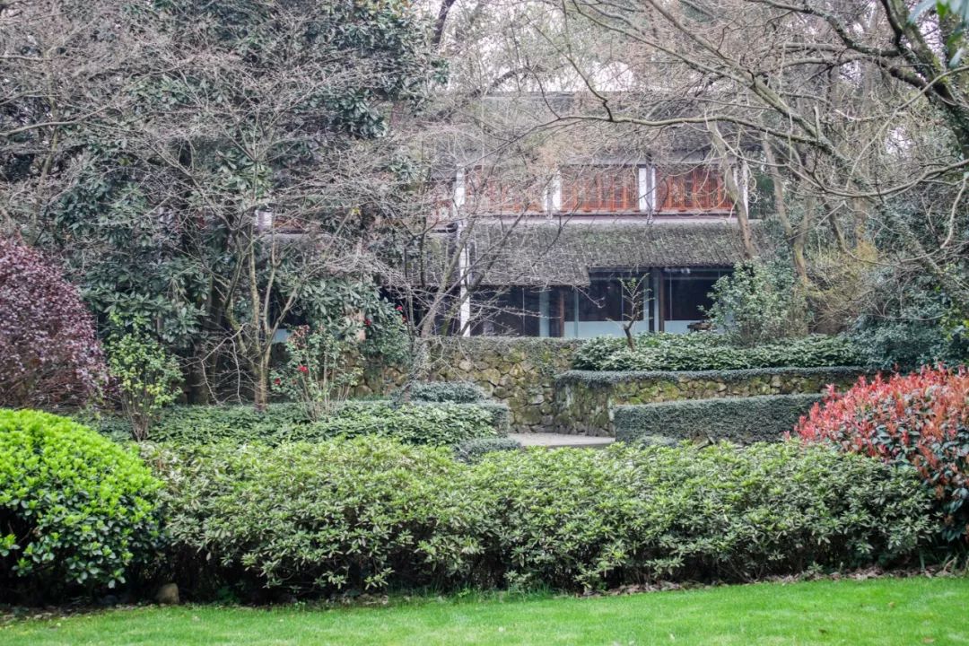 摇船前往酒店，睡在百花深处|杭州最仙儿的打开方式叫紫萱！