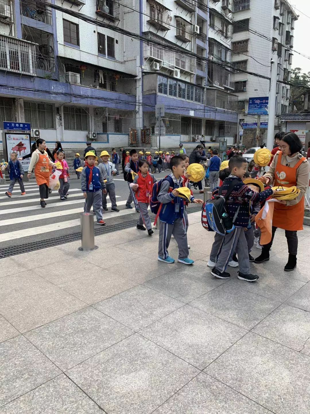 学生上校外午托班处理办法,午托班居民楼管理混乱