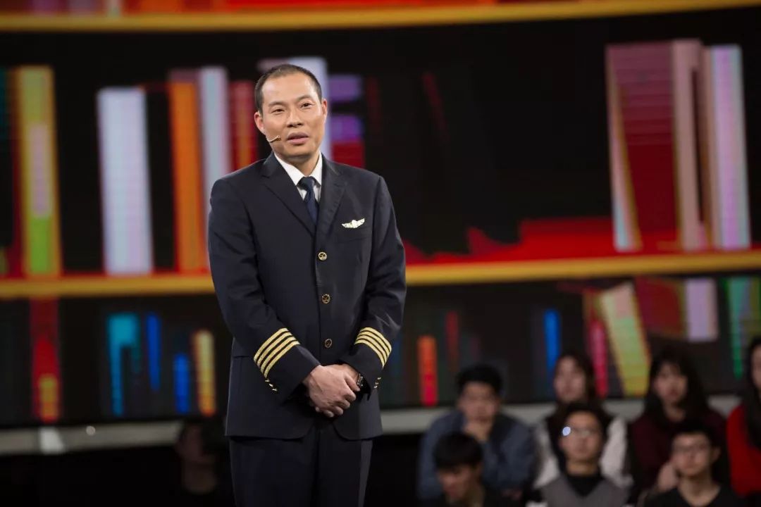川航为什么有两位机长,川航机长刘传健纪录片