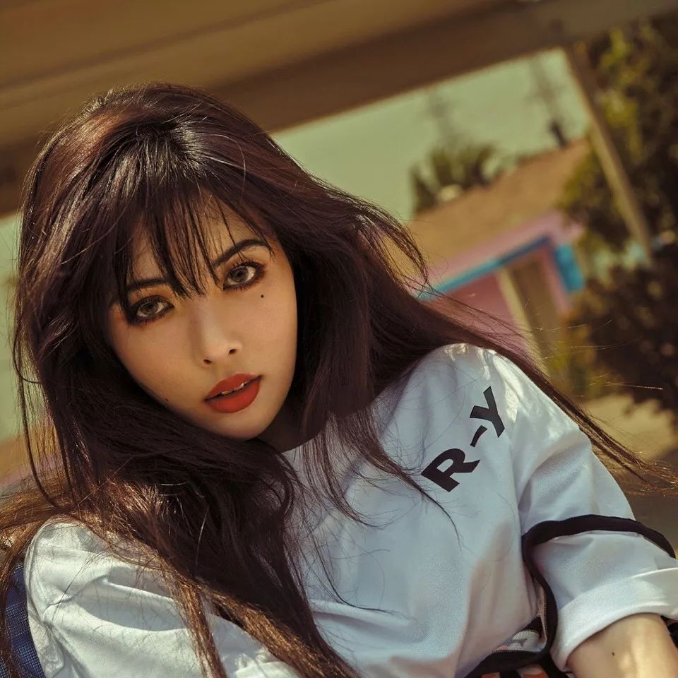 公布恋情被公司开除背假香奈儿都能带货说她是“人间毒药”我服！