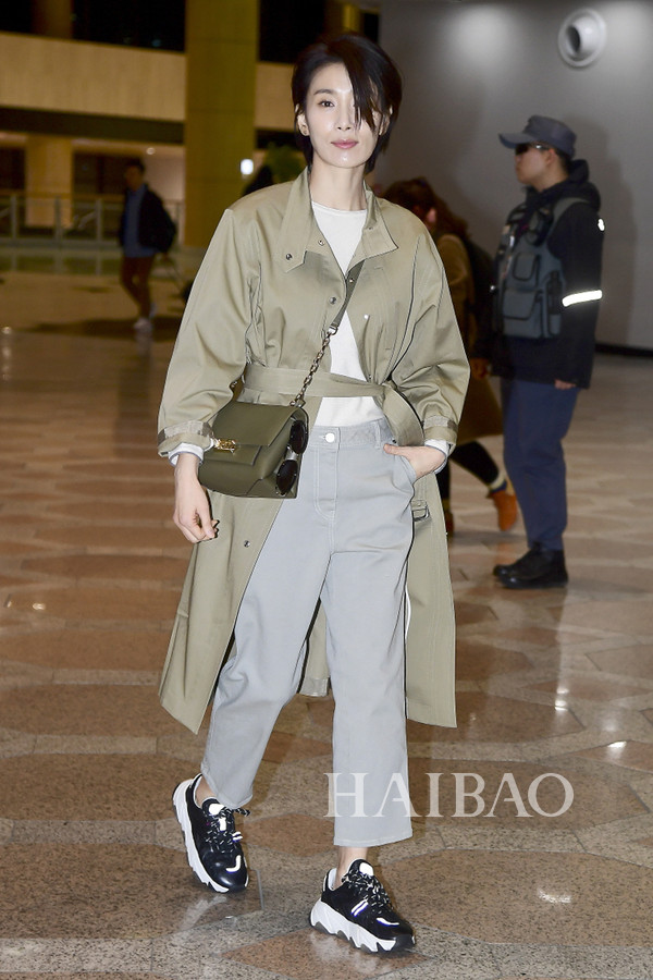 风衣正确穿搭,一件风衣怎么搭出3种不同风格