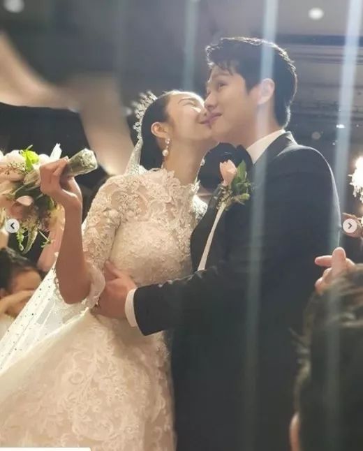 相差11岁！韩女星自曝秘恋期照片，婚前同居冷冻卵子，真感情为何惹“一身腥”？