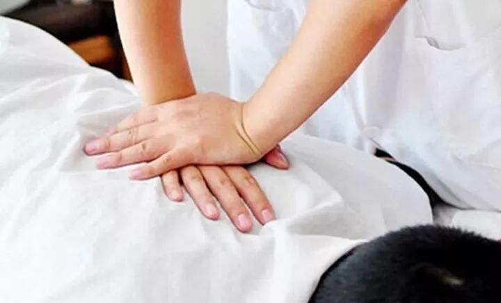 男子美发店内做精油开背不料店员这样“打配合”……