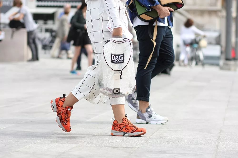 权志龙联名鞋带,成龙和权志龙同时上脚