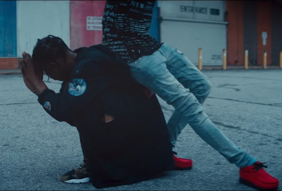 权志龙联名鞋带,成龙和权志龙同时上脚