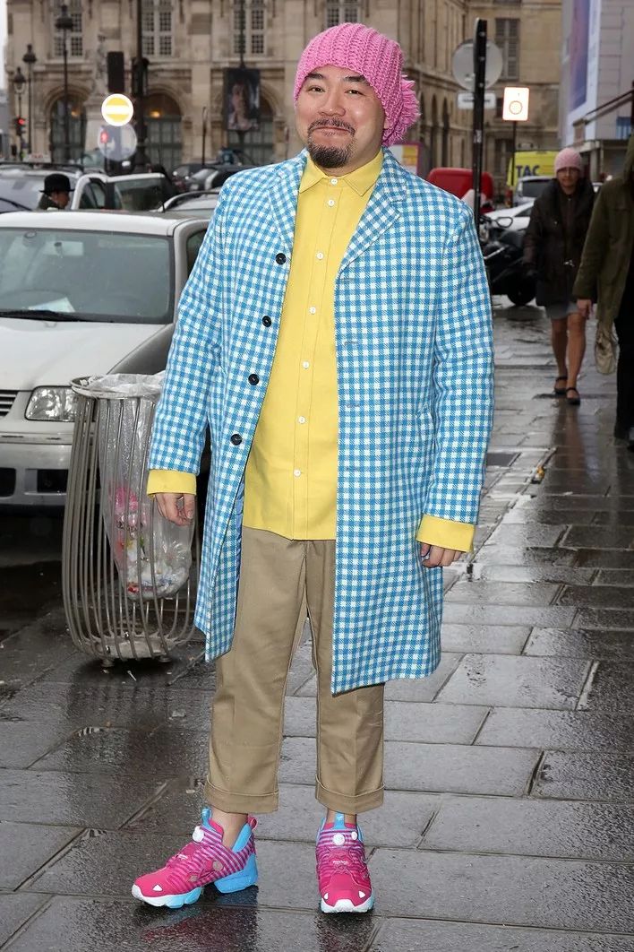 权志龙联名鞋带,成龙和权志龙同时上脚