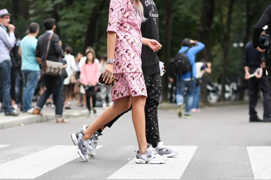 权志龙联名鞋带,成龙和权志龙同时上脚