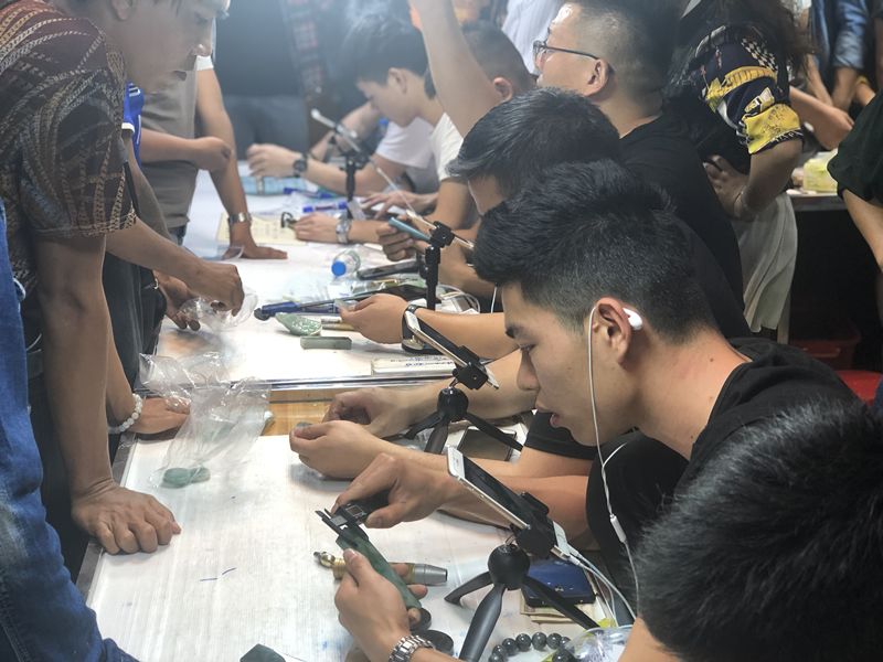 缅甸珠宝翡翠直播,缅甸翡翠花花直播