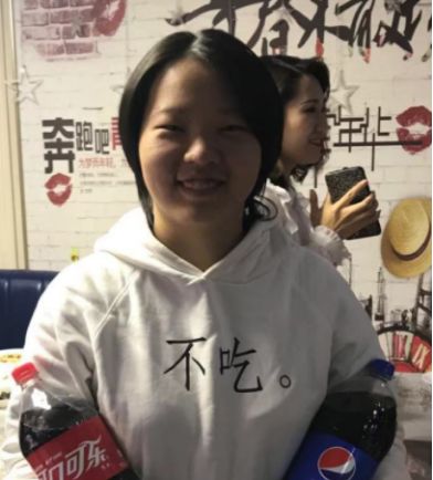 假小子变装惊艳全场的样子,肿眼泡假小子