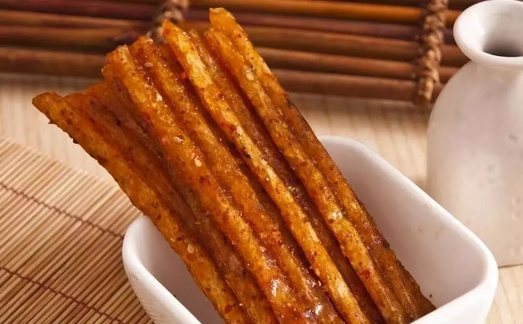 男友联系前任女子吃5包辣条,男友和女友吃辣条