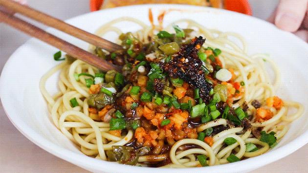 武汉:一碗热干面杀百鬼,一锅豆皮烫神仙