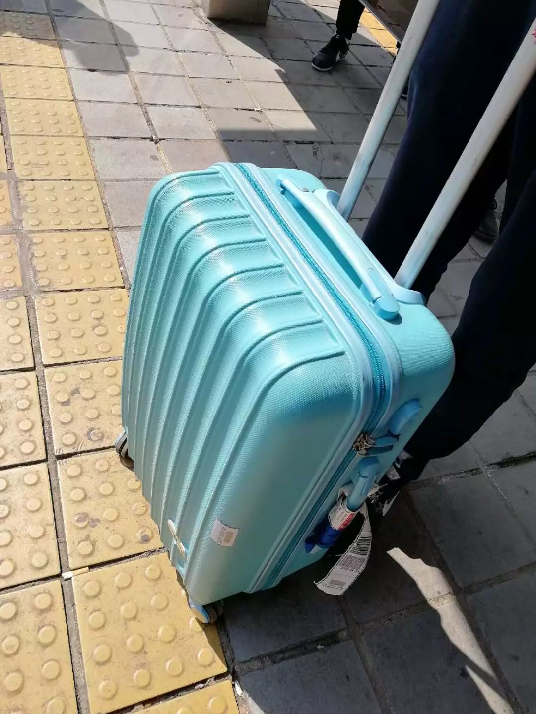 坐公交车旅行箱也收费吗,坐公交车带行李箱加钱合法吗