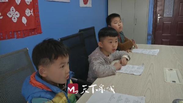 她离不开孩子！济南一医院病房变课堂患病老师义务授课