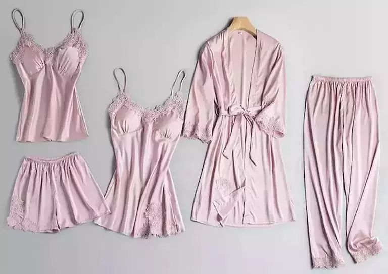 美到犯规的法式风情睡衣,丝滑修身,穿上肌肤像开了柔光一样美好。